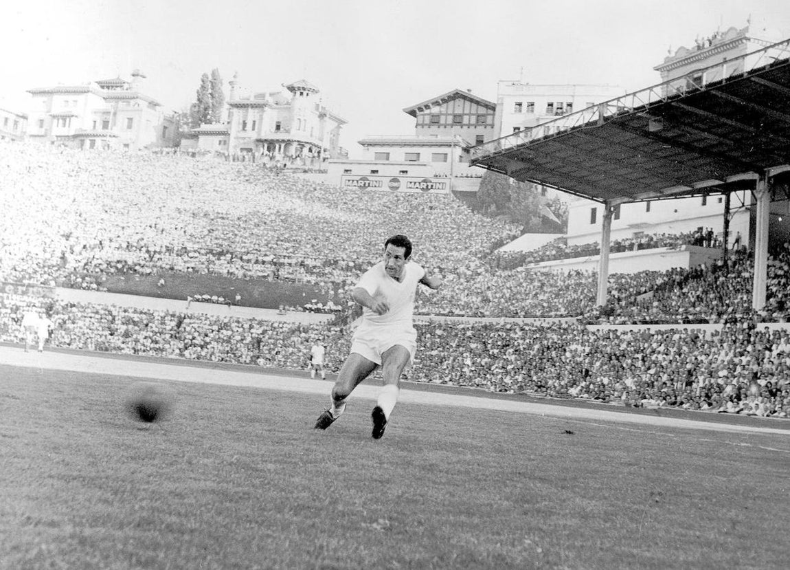 Legendario extremo izquierdo del Real Madrid, fue nombrado presidente honorífico del club en 2015. 