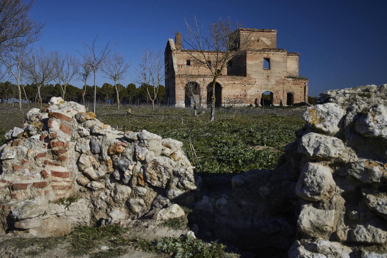 Parte de los muros del antiguo poblado de Polvoranca, ubicados fuera de la maltrecha valla que rodea a la iglesia.. 