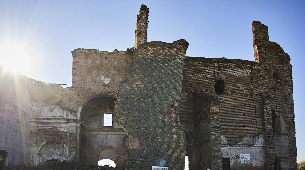 En imágenes: el abandono de la iglesia de San Pedro Apóstol, en el parque de Polvoranca