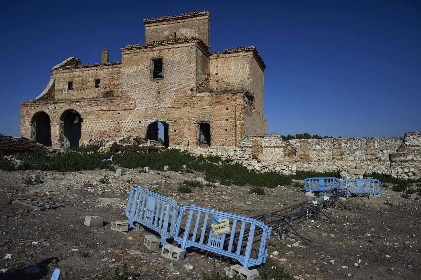 El apiario municipal, instalado en la misma parcela donde se levanta la iglesia de San Pedro Apóstol.. 