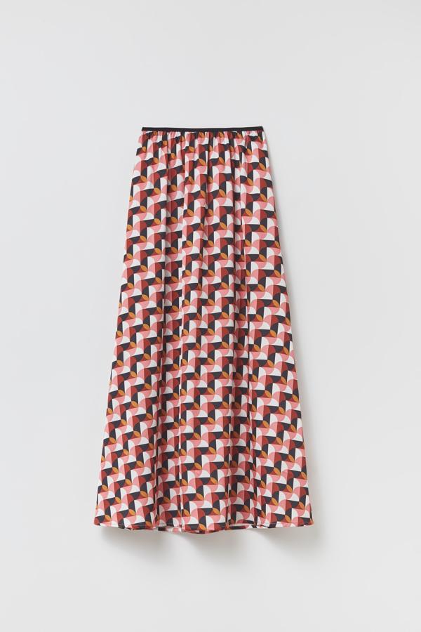 Sfera - Vestidos y faldas para llevar con botas. Falda midi estampada con goma en la cintura, de Sfera. Un modelo de corte 'midi' con volumen y cintura alta cargado de reminiscencias setenteras. Precio: 15,99€.