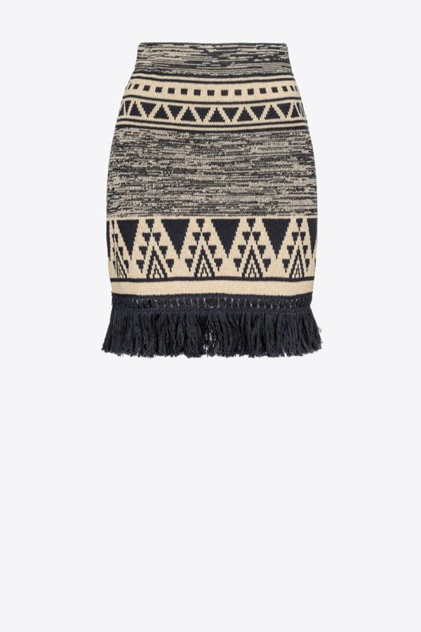 Pinko - Vestidos y faldas para llevar con botas. Minifalda de tubo confeccionada en tejido reciclado con motivos étnicos y flecos en el bajo, de Pinko. Precio: 195€.