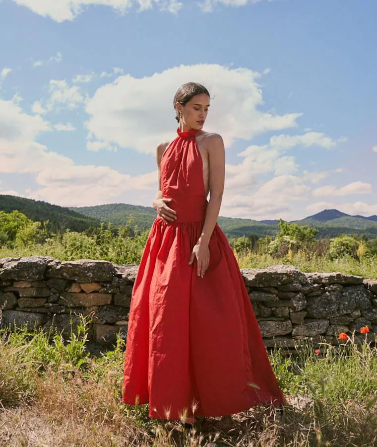 Vestido modelo Moani en color rojo con espalda descubierta de la marca española Koahari (precio: 161€ / antes: 177€)