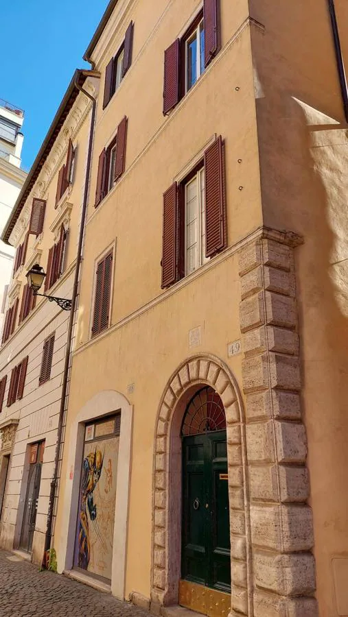 Edificio propiedad de la Obra Pía, en el centro de Roma, Piazza dei Satiri. 