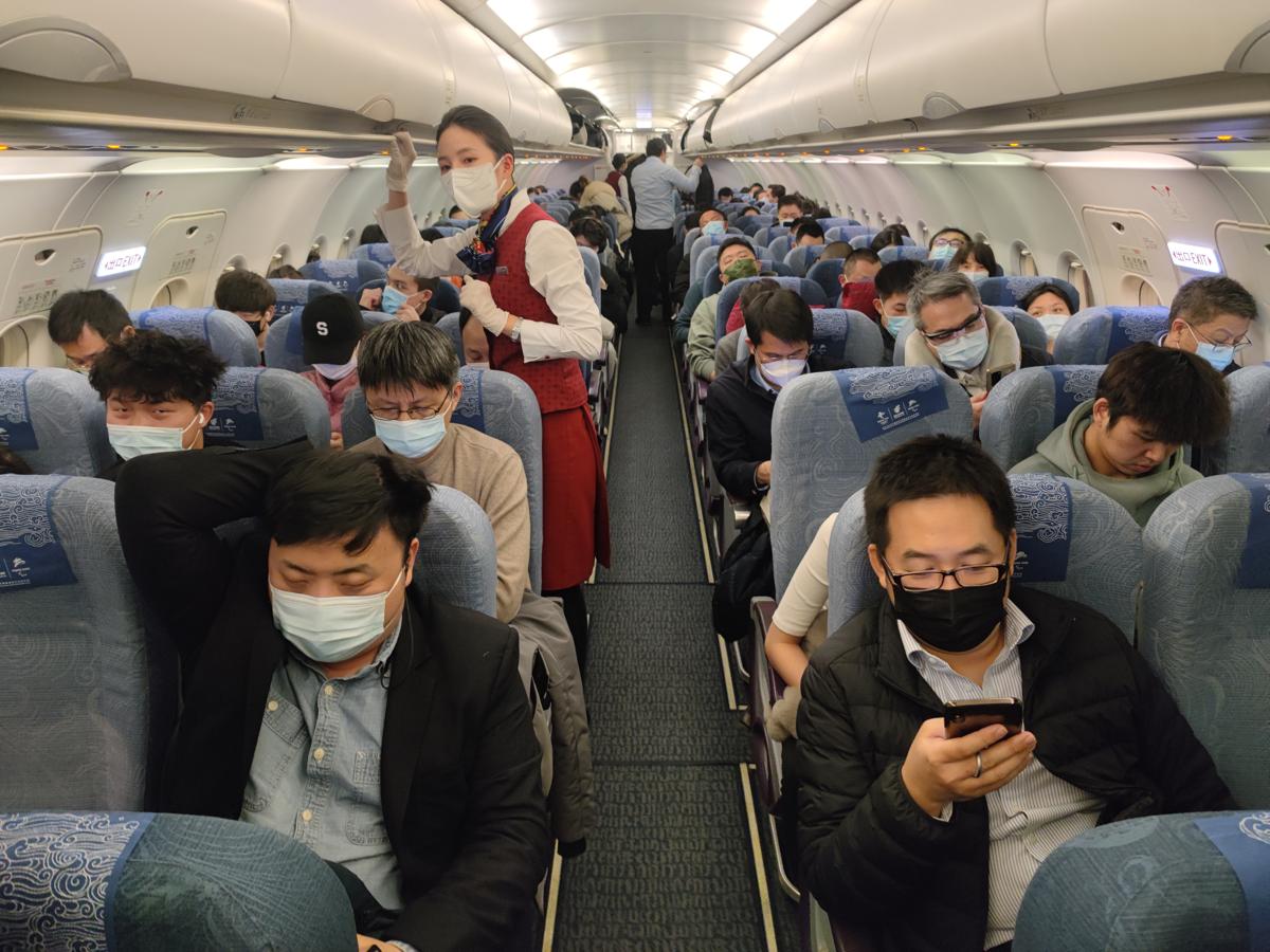 Viajar en avión. Apenas una decena de pasajeros volaba hacia Wuhan en uno de los últimos vuelos que aterrizó en la ciudad en la noche previa al confinamiento