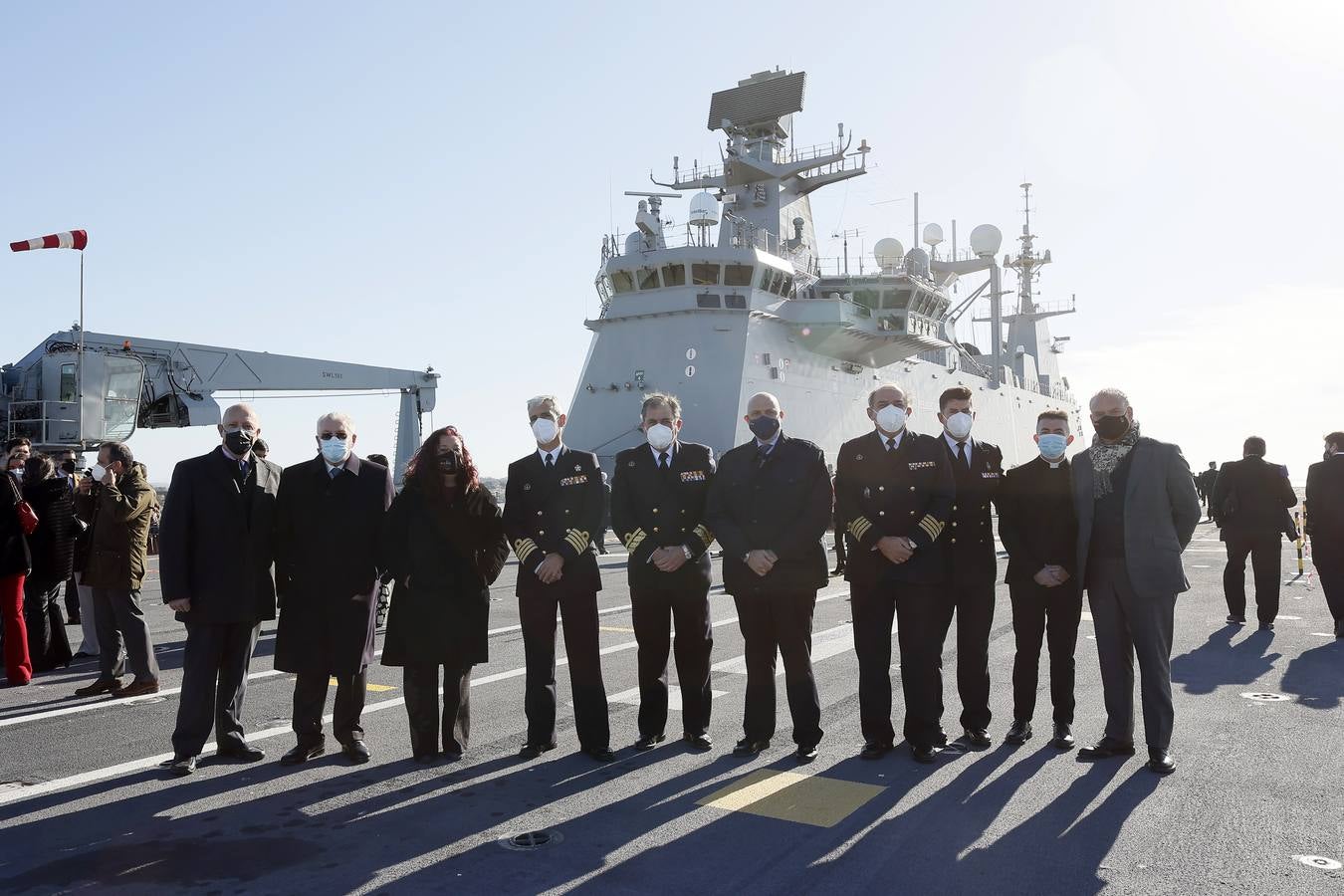 El oratorio del buque insignia de la Armada Española se consagra a la Esperanza de Triana