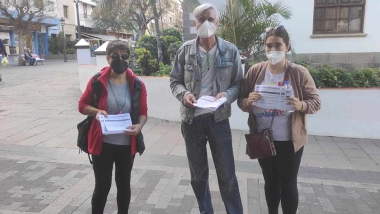 «No somos indigentes. Queremos dignidad». Varios de los vecinos de La Palma repartiendo las octavillas por los barrios de La Palma