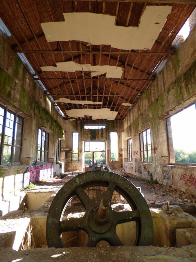 Interior de la central del Angel, en 2015. La única nave acogía los generadores, debajo se situaban las turbinas movidas por el río. FOTO RAFAEL DEL CERRO. 