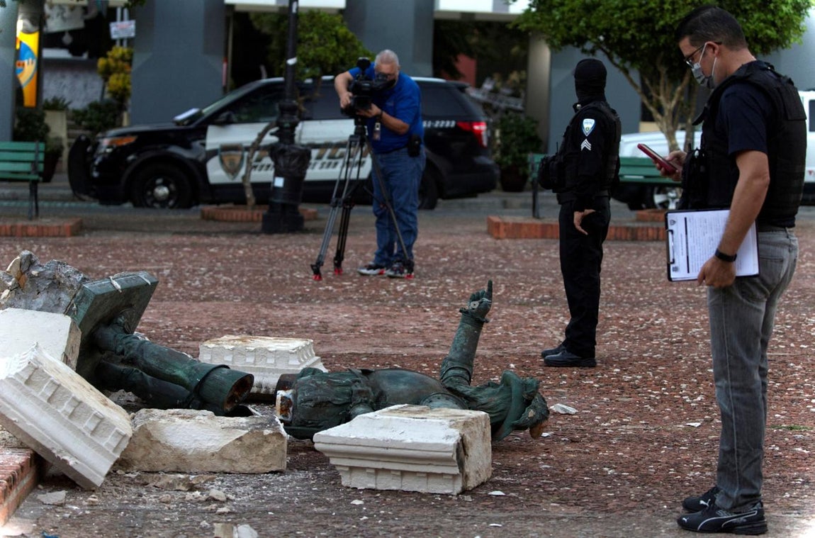 La estatua de Juan Ponce de León, primer gobernador de Puerto Rico, fue derrumbada en un acto de vandalismo este lunes en El Viejo San Juan, el casco histórico de la capital caribeña. 