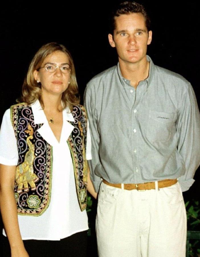 Posando durante la fiesta de despedida de solteros que celebraron con sus amigos en el hotel Juan Carlos I de Barcelona dos días antes del gran enlace.. 