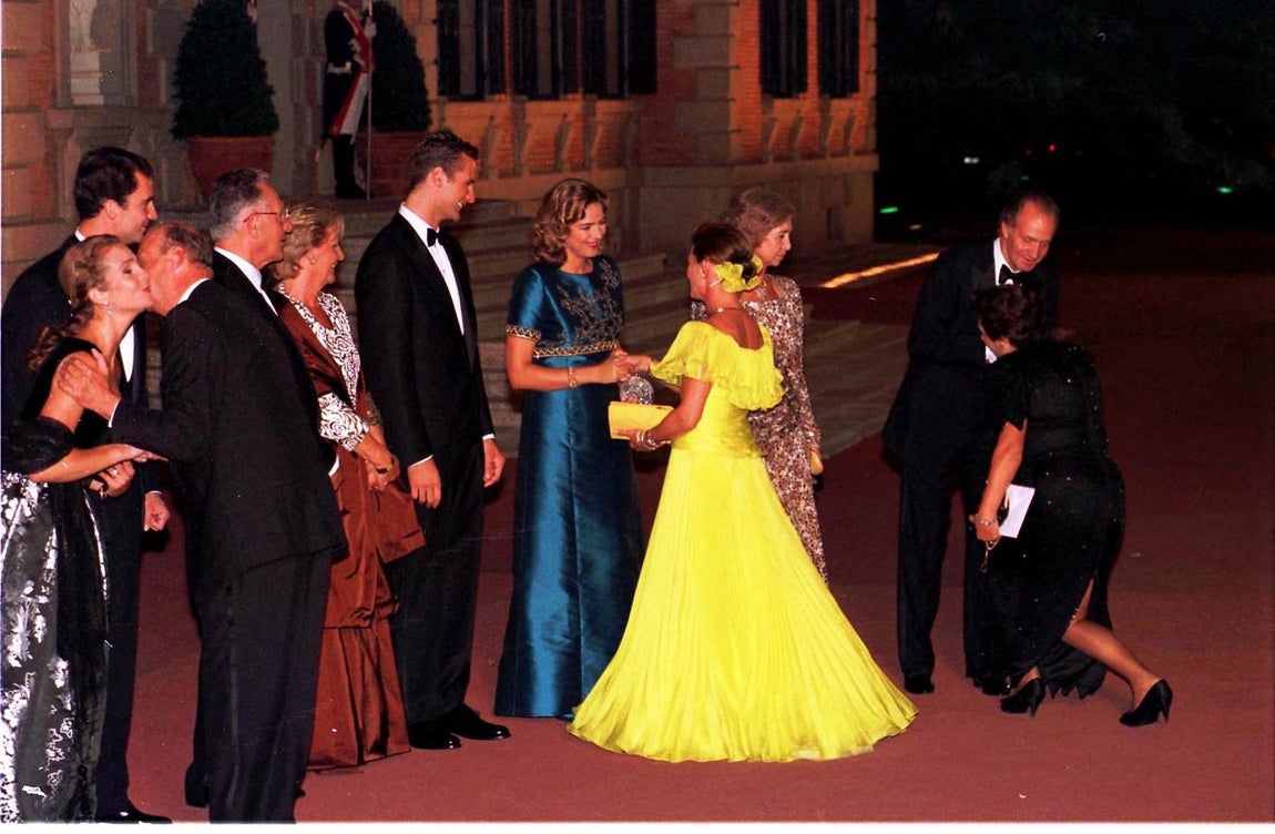 La noche anterior al gran enlace se celebró una cena en el palacete Albéniz de Barcelona. En la imagen, los novios  con los Reyes Harald y Sonia de Noruega.. 