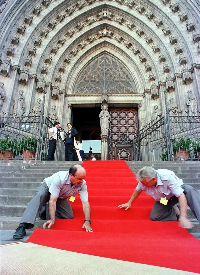 Los novios escogieron para darse el «sí, quiero» la catedral de Santa Eulalia de Barcelona, donde se reunieron representantes de cuarenta Casas Reales de todo el mundo.. 