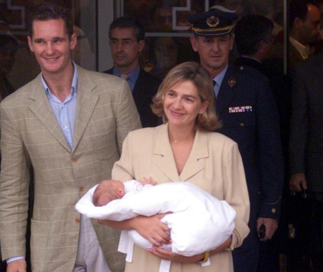 Dos años después del gran enlace, la pareja daba la bienvenida a su primer hijo, Juan Valentín.. 
