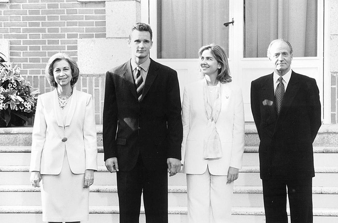 En concreto fue en mayo del 97 cuando unos felices novios anunciaban la gran noticia en el Palacio de la Zarzuela junto a Don Juan Carlos y Doña Sofía.. 