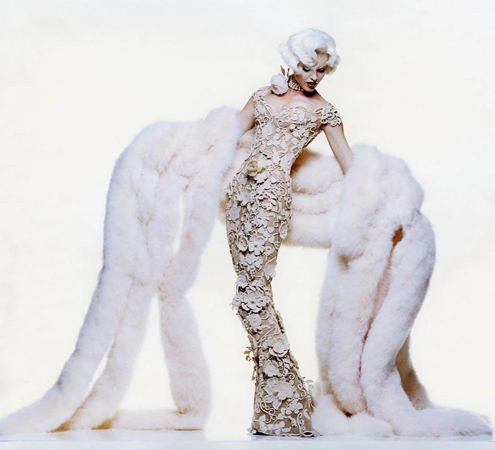 La modelo Eva Herzigová con un emblemático vestido de Mugler inspirado en un diseño de 1995 para la colección 20 aniversario.