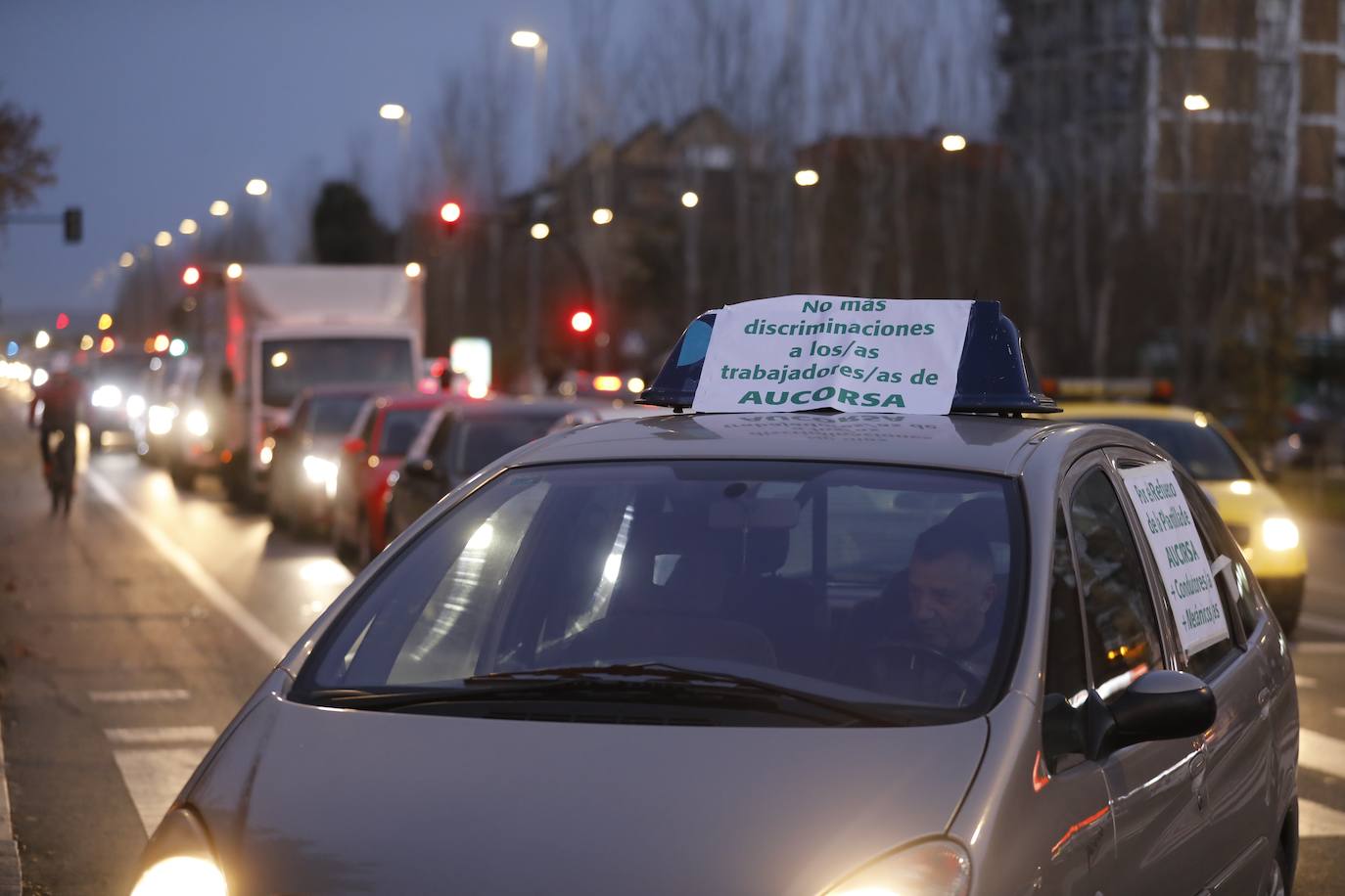 La caravana de protesta en Córdoba de la plantilla de Aucorsa, en imágenes