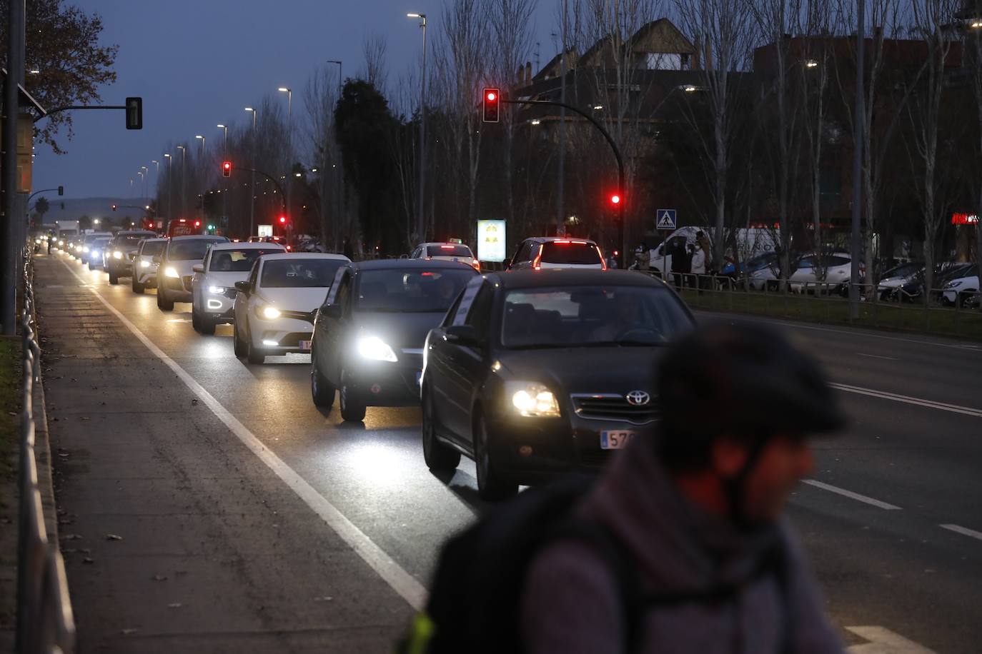 La caravana de protesta en Córdoba de la plantilla de Aucorsa, en imágenes