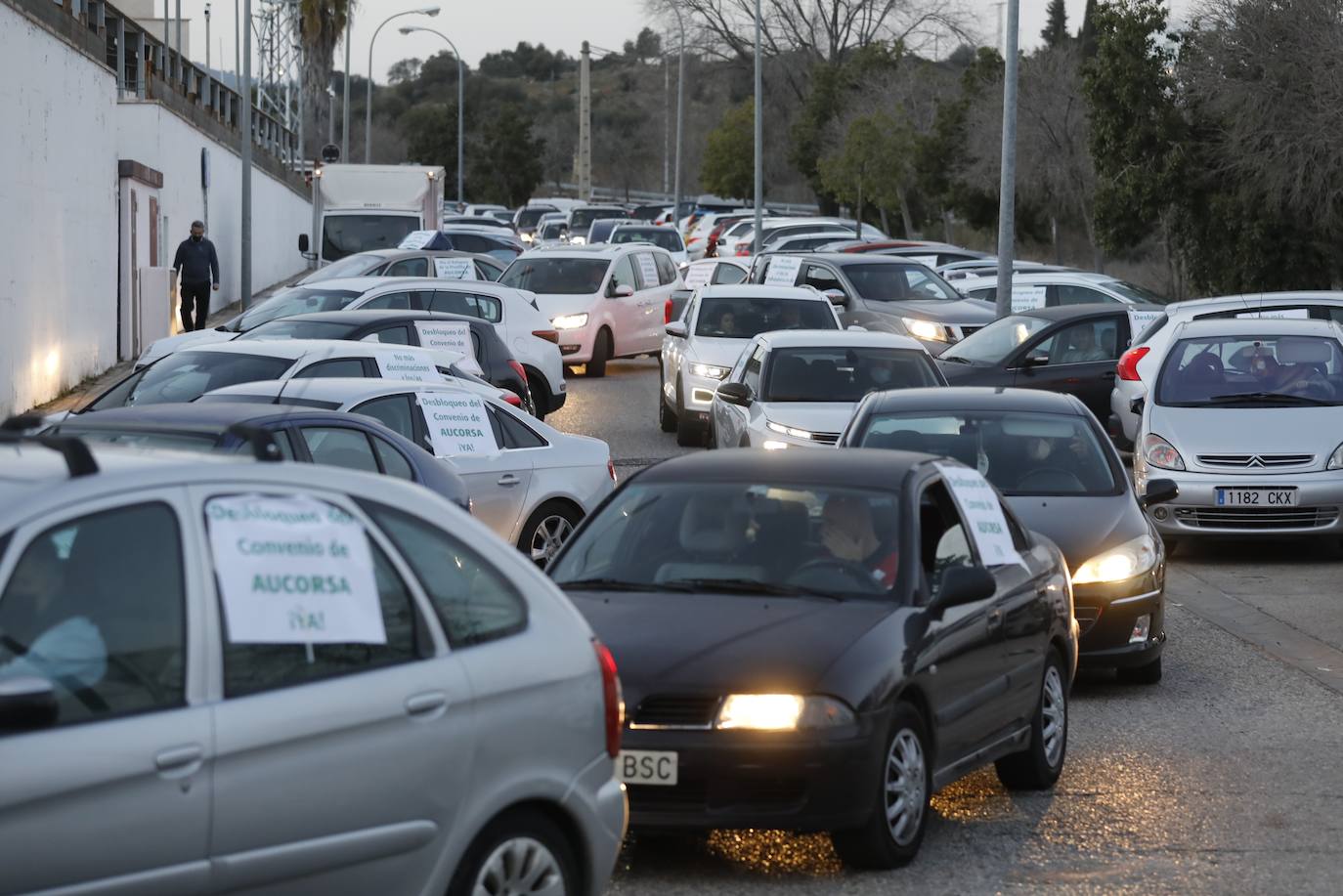 La caravana de protesta en Córdoba de la plantilla de Aucorsa, en imágenes