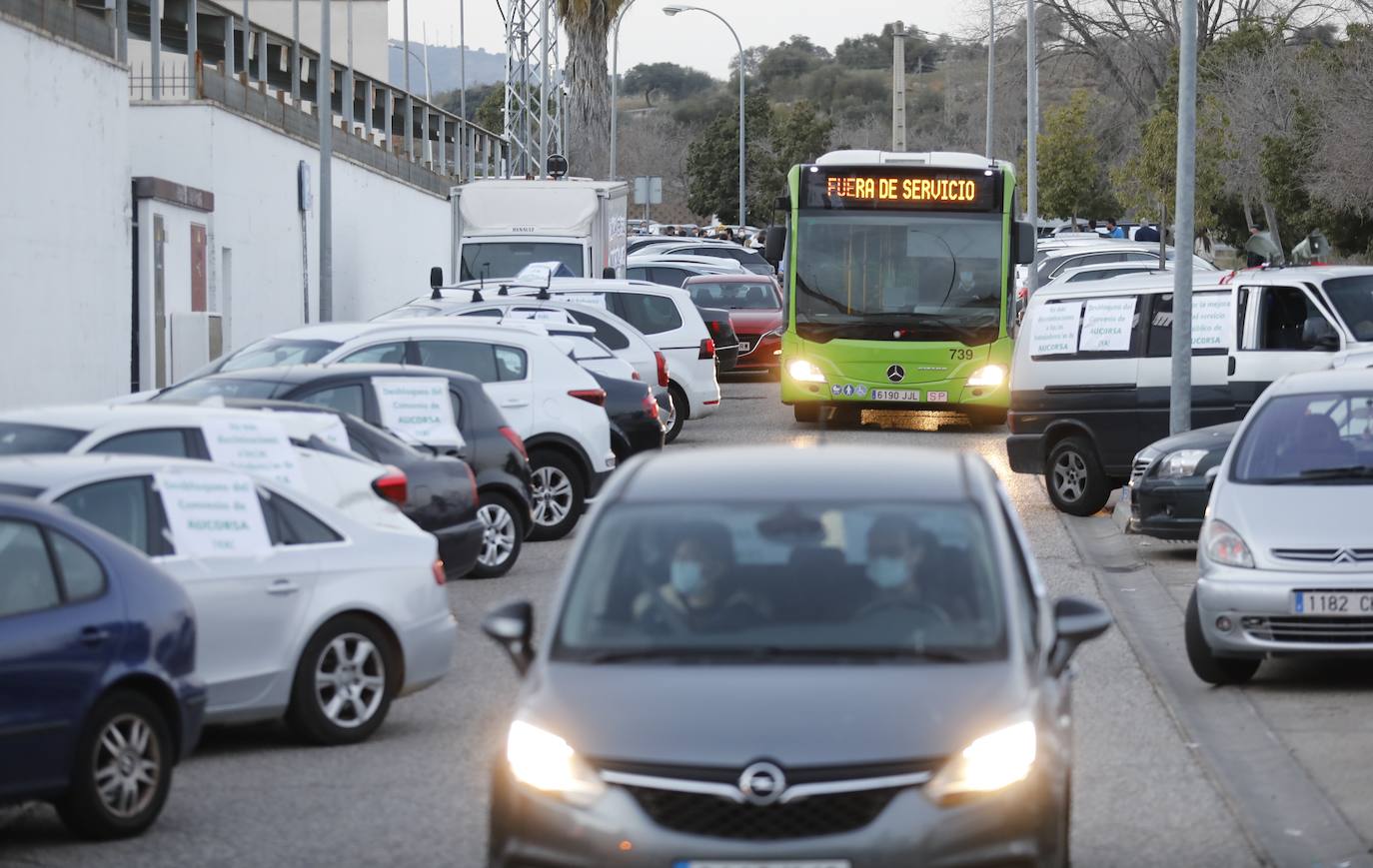 La caravana de protesta en Córdoba de la plantilla de Aucorsa, en imágenes