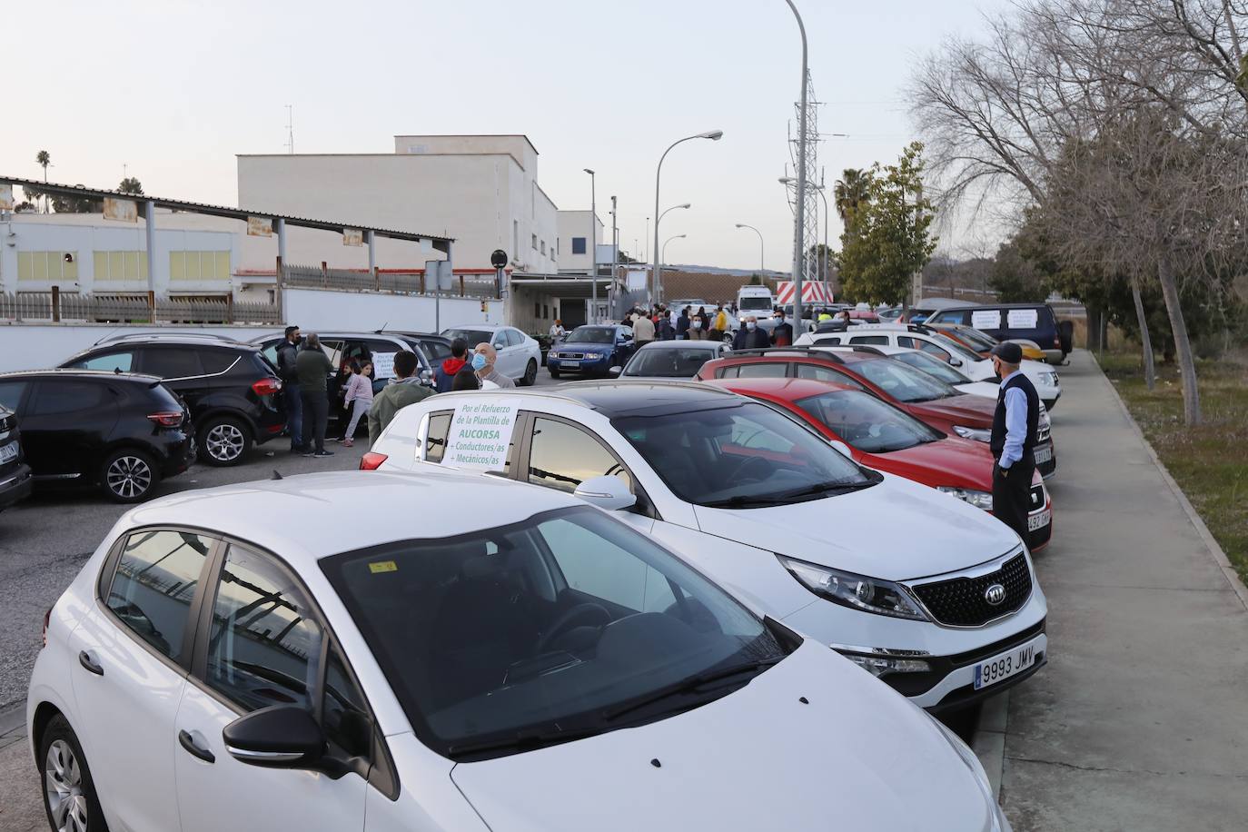 La caravana de protesta en Córdoba de la plantilla de Aucorsa, en imágenes