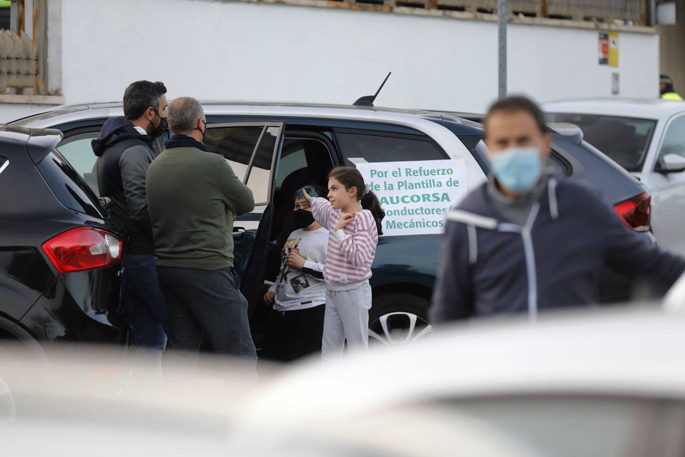 La caravana de protesta en Córdoba de la plantilla de Aucorsa, en imágenes