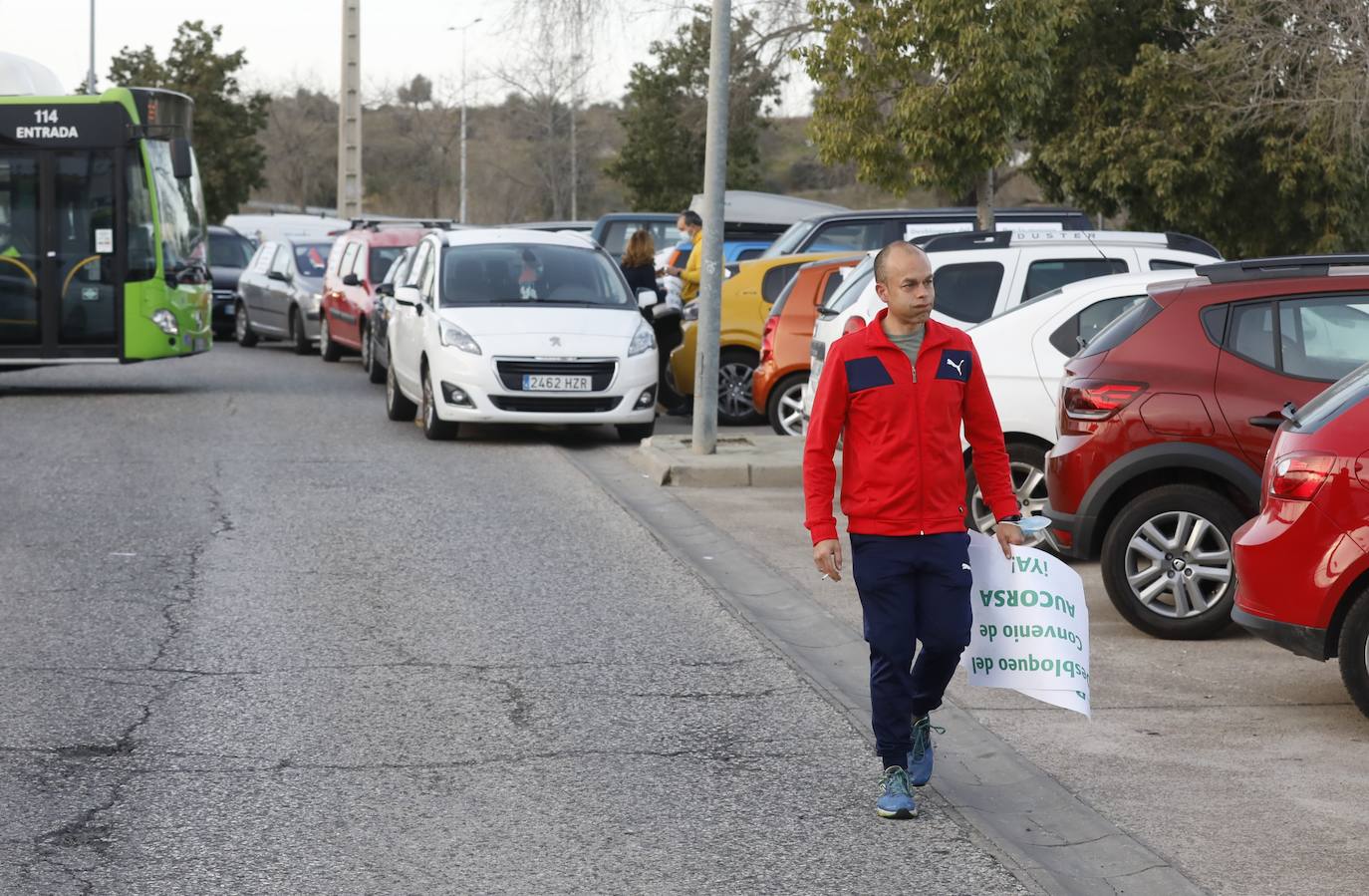 La caravana de protesta en Córdoba de la plantilla de Aucorsa, en imágenes