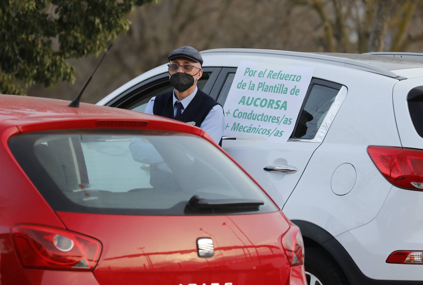 La caravana de protesta en Córdoba de la plantilla de Aucorsa, en imágenes