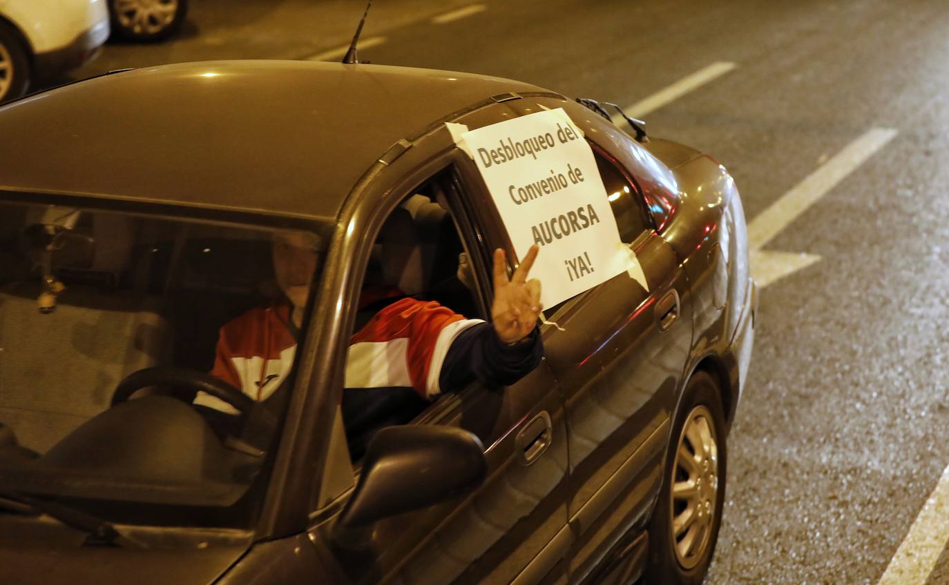 La caravana de protesta en Córdoba de la plantilla de Aucorsa, en imágenes