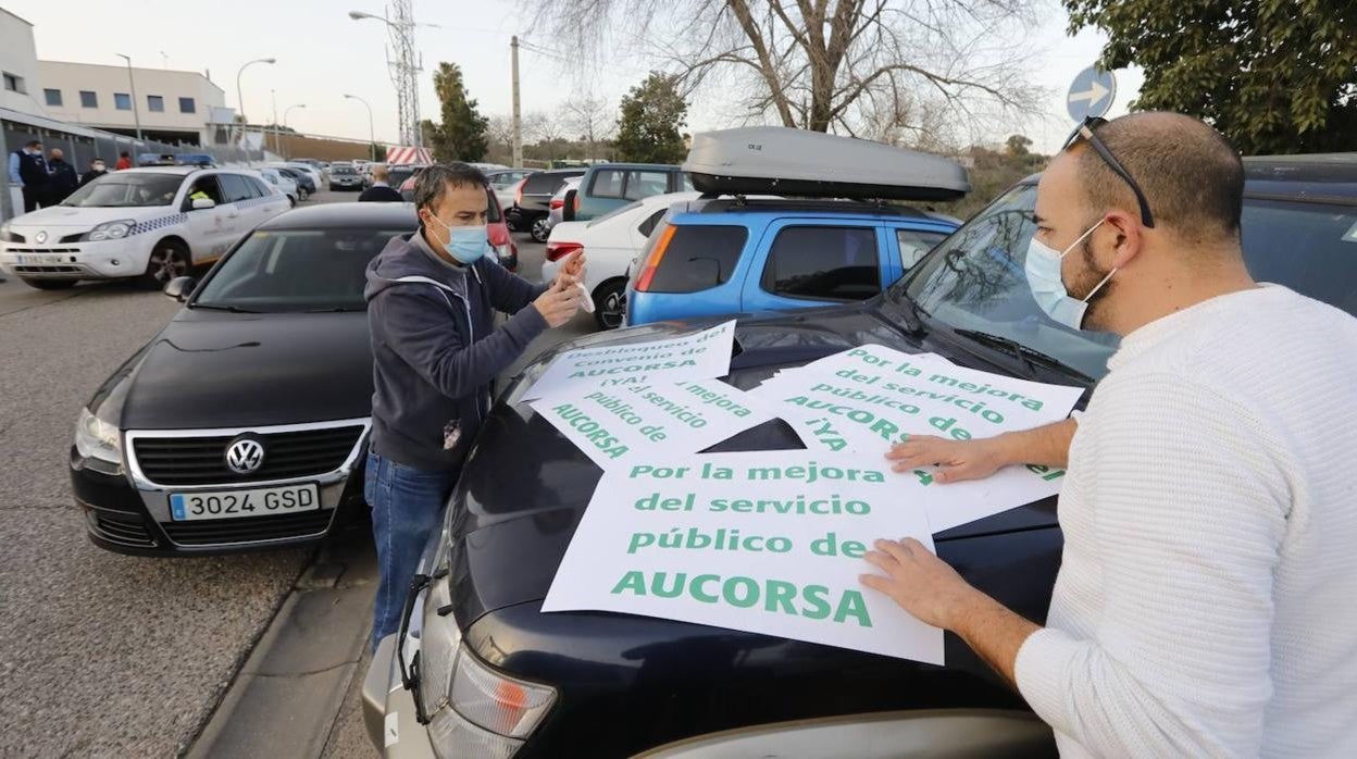 La caravana de protesta en Córdoba de la plantilla de Aucorsa, en imágenes