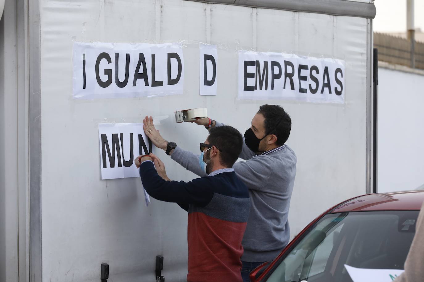 La caravana de protesta en Córdoba de la plantilla de Aucorsa, en imágenes