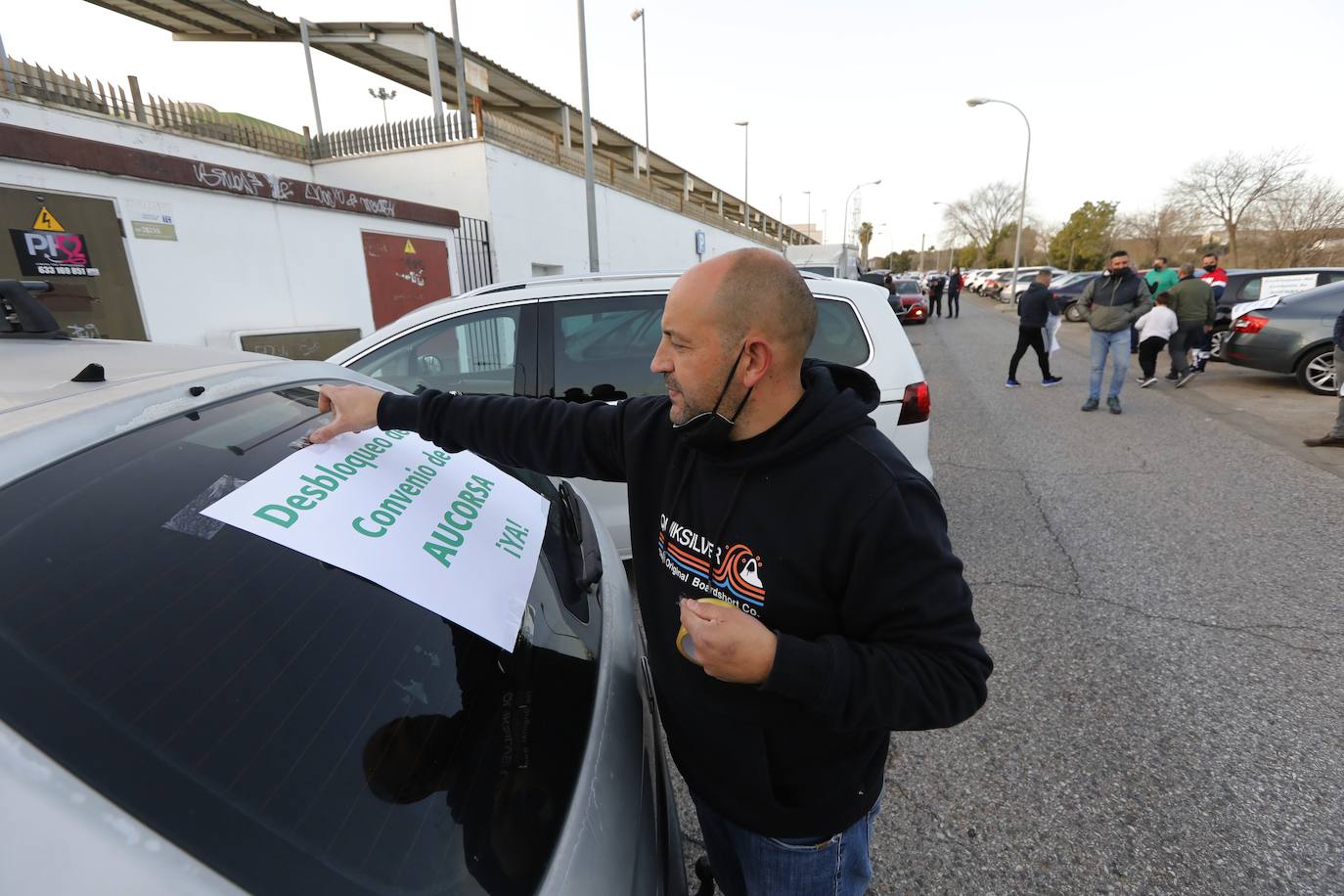 La caravana de protesta en Córdoba de la plantilla de Aucorsa, en imágenes