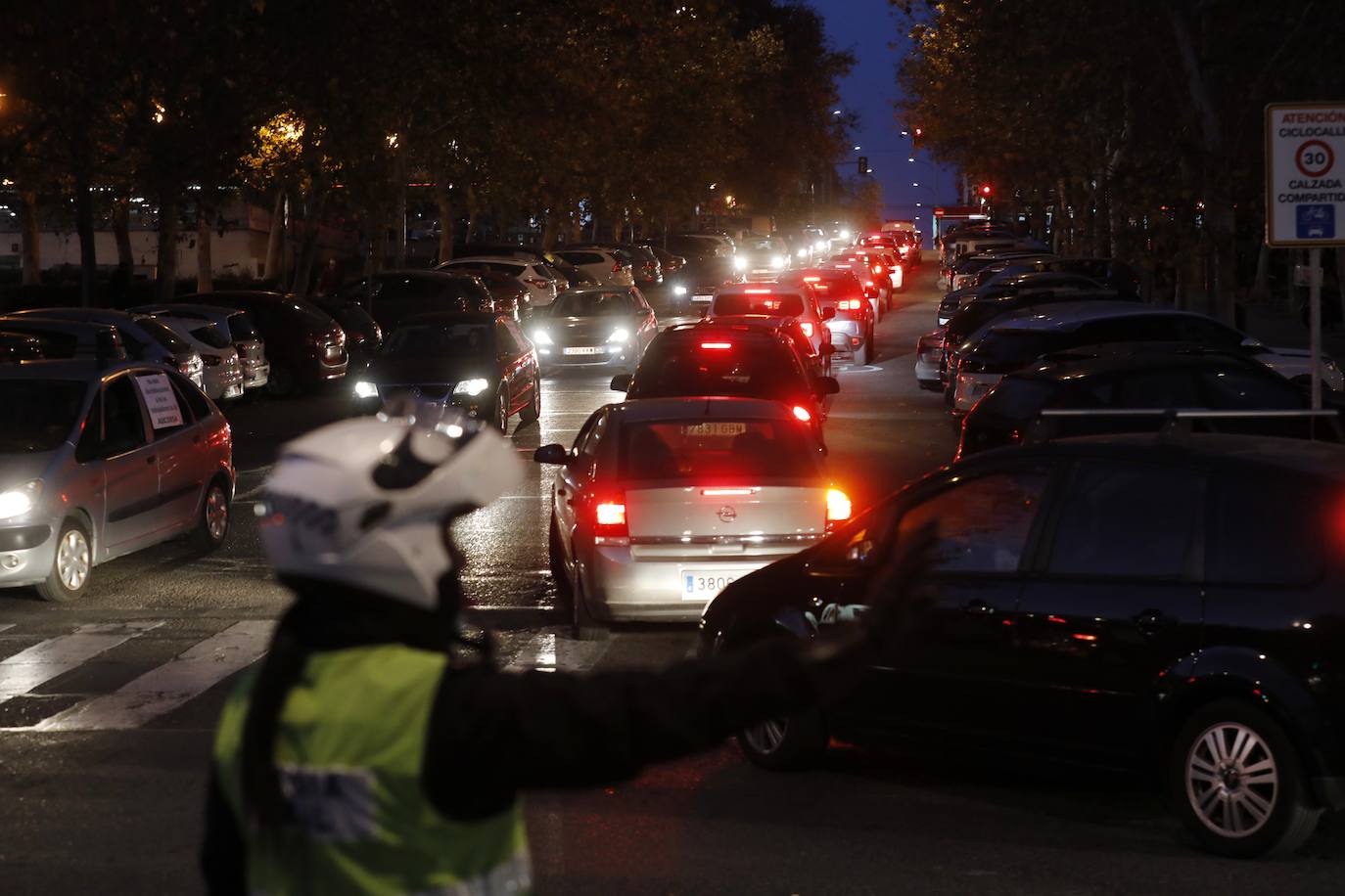 La caravana de protesta en Córdoba de la plantilla de Aucorsa, en imágenes