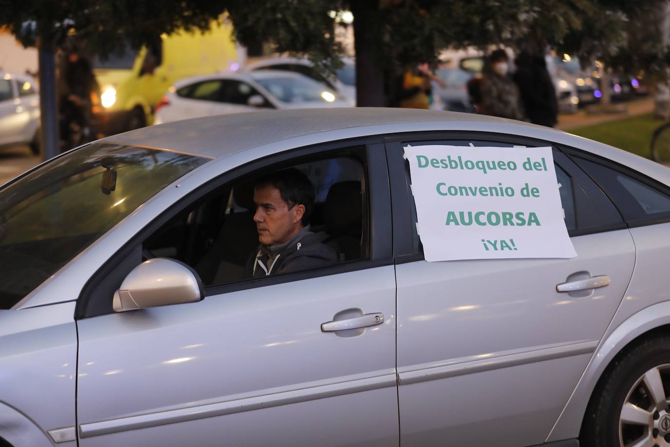 La caravana de protesta en Córdoba de la plantilla de Aucorsa, en imágenes