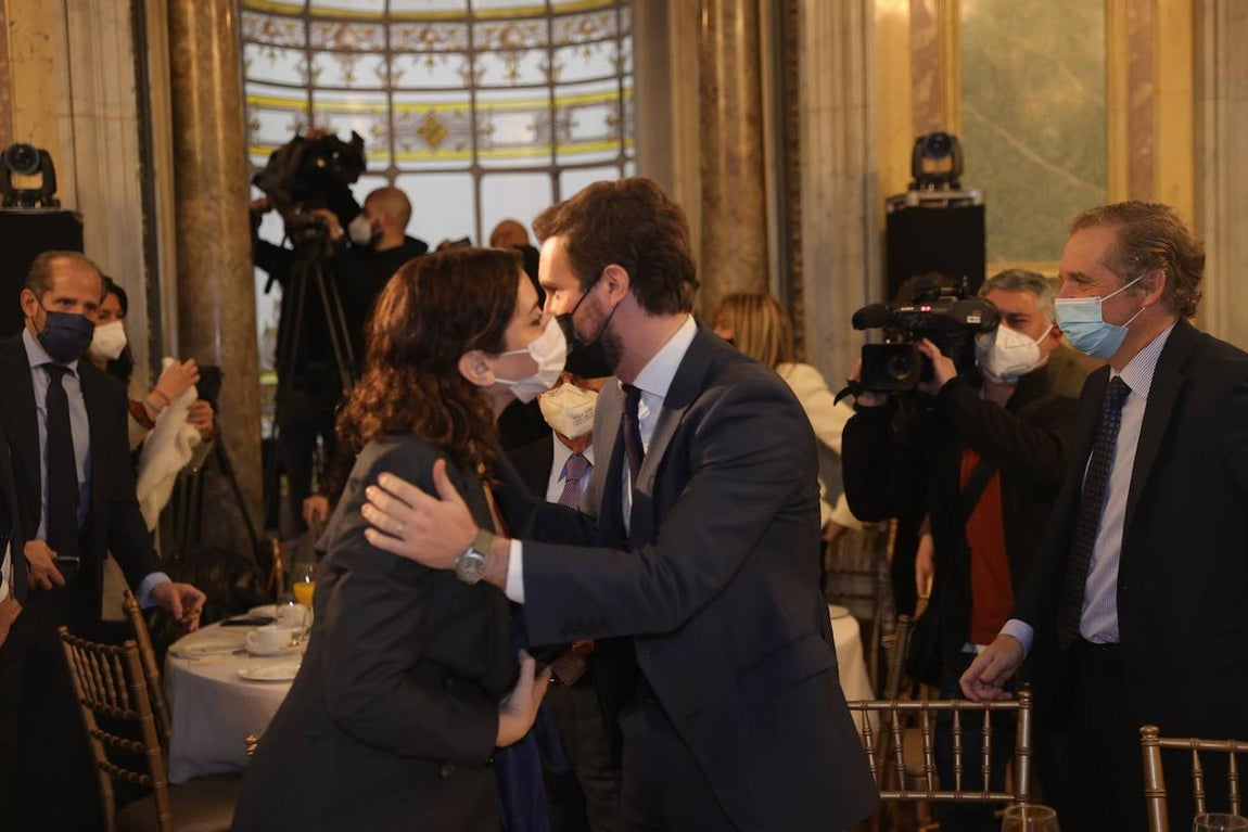 Isabel Díaz Ayuso saluda a Pablo Casado a su llegada al Foro Nueva Economía. 