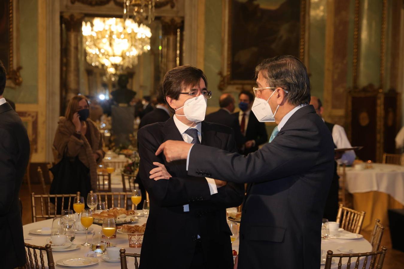 Enrique de Ybarra, presidente de la Fundación Vocento (derecha) saluda a uno de los asistentes. 