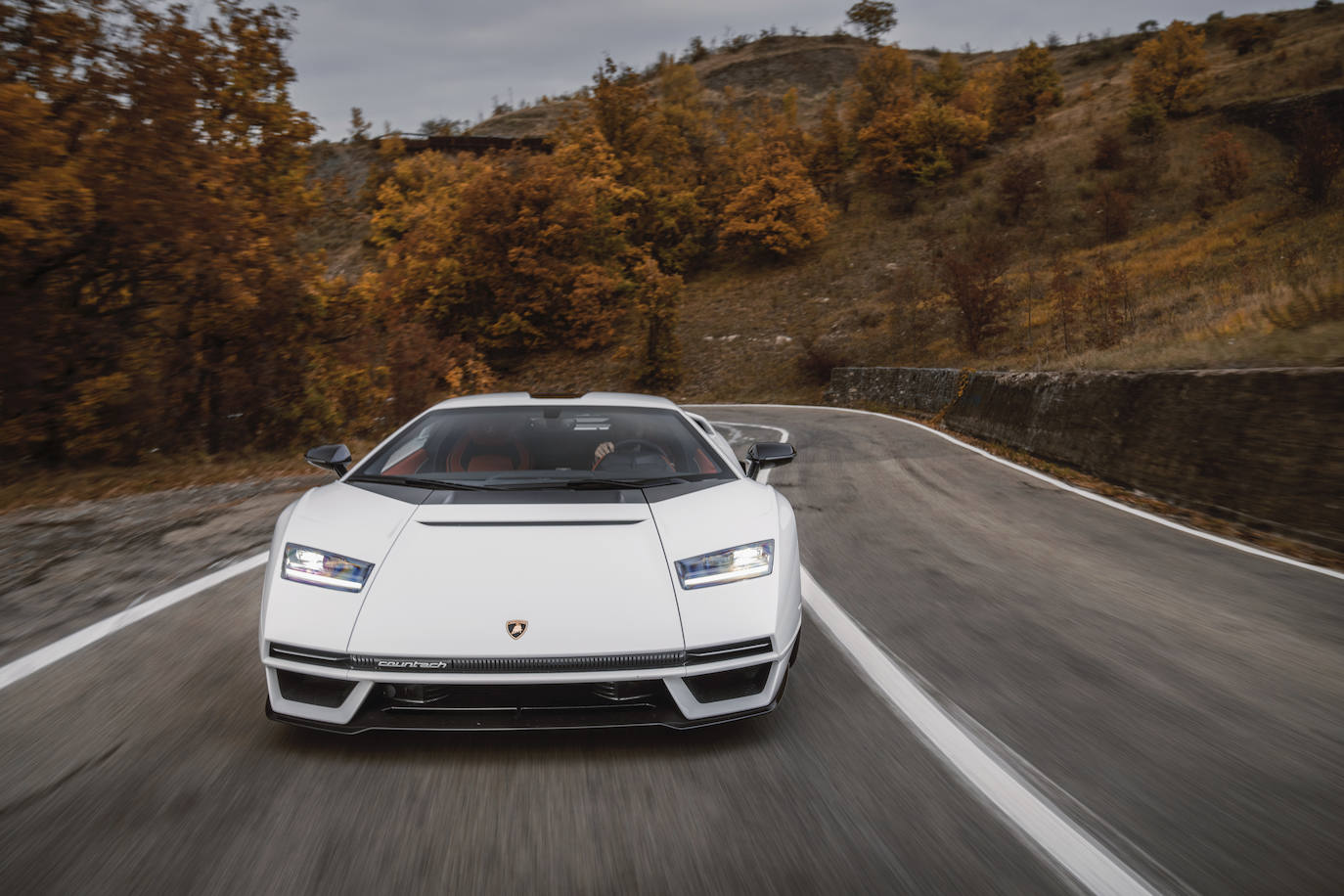 El nuevo Lamborghini Countach LPI 800-4 sale a la carretera