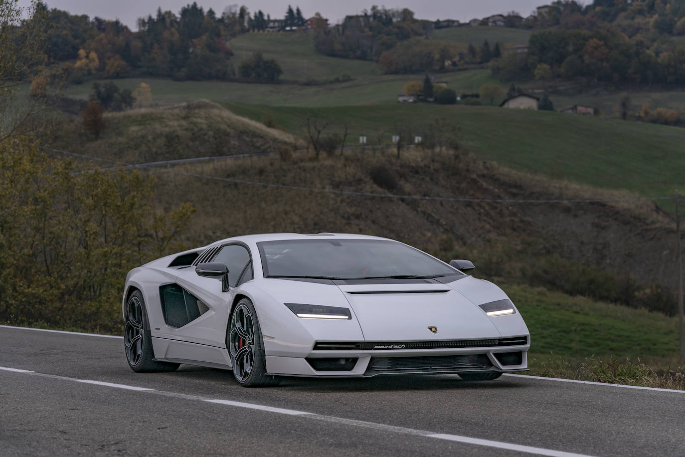 El nuevo Lamborghini Countach LPI 800-4 sale a la carretera