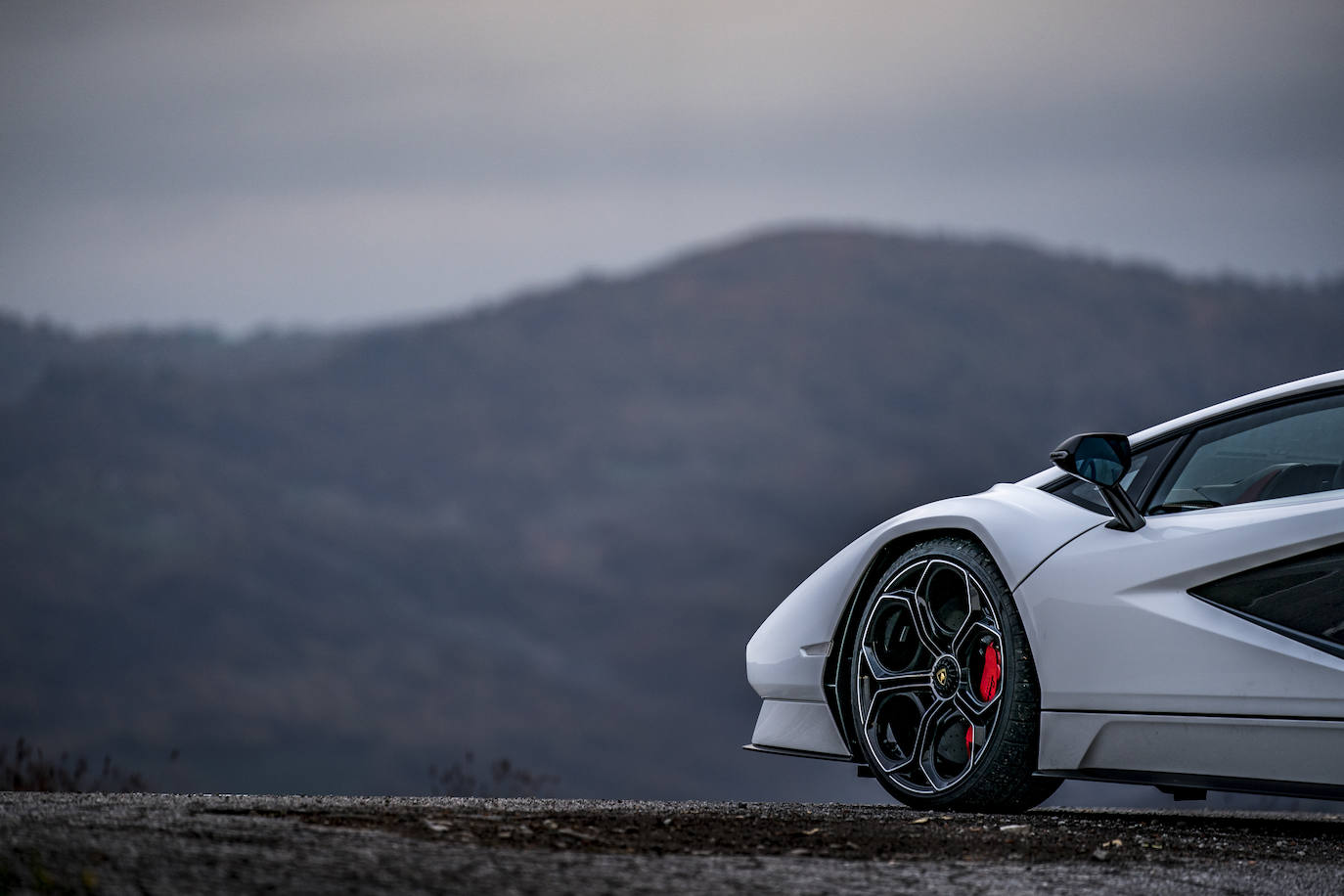 El nuevo Lamborghini Countach LPI 800-4 sale a la carretera