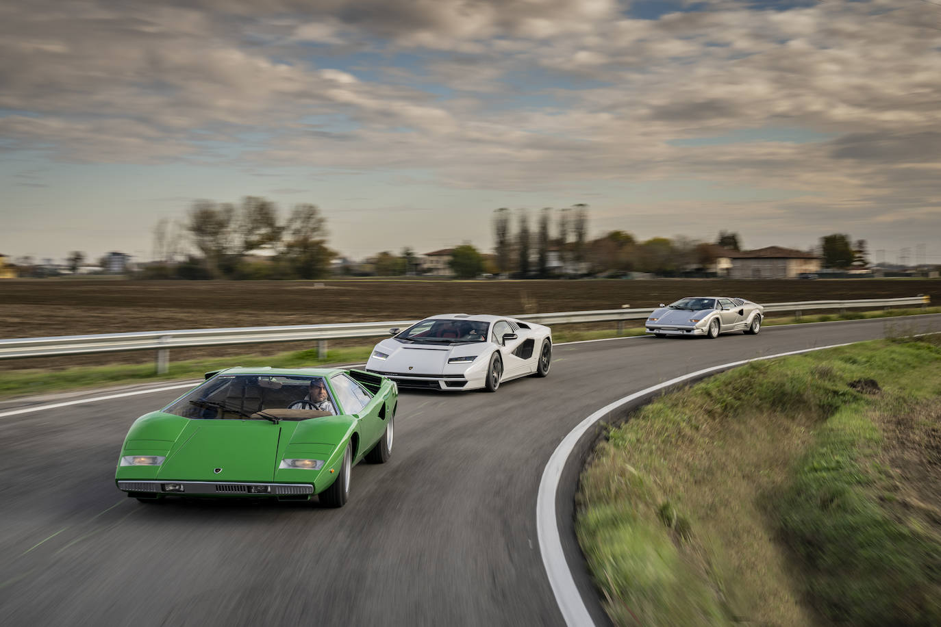 El nuevo Lamborghini Countach LPI 800-4 sale a la carretera