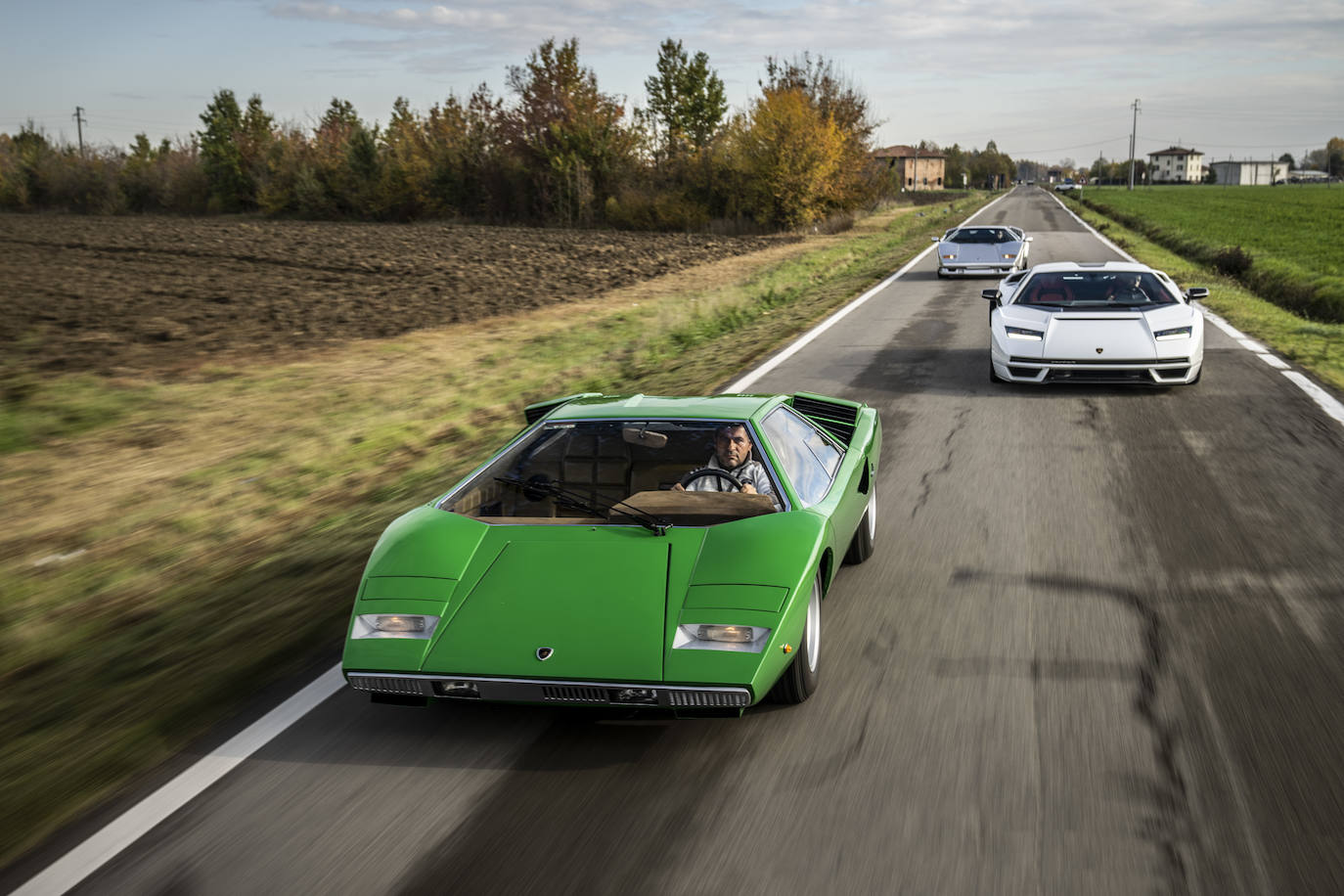 El nuevo Lamborghini Countach LPI 800-4 sale a la carretera