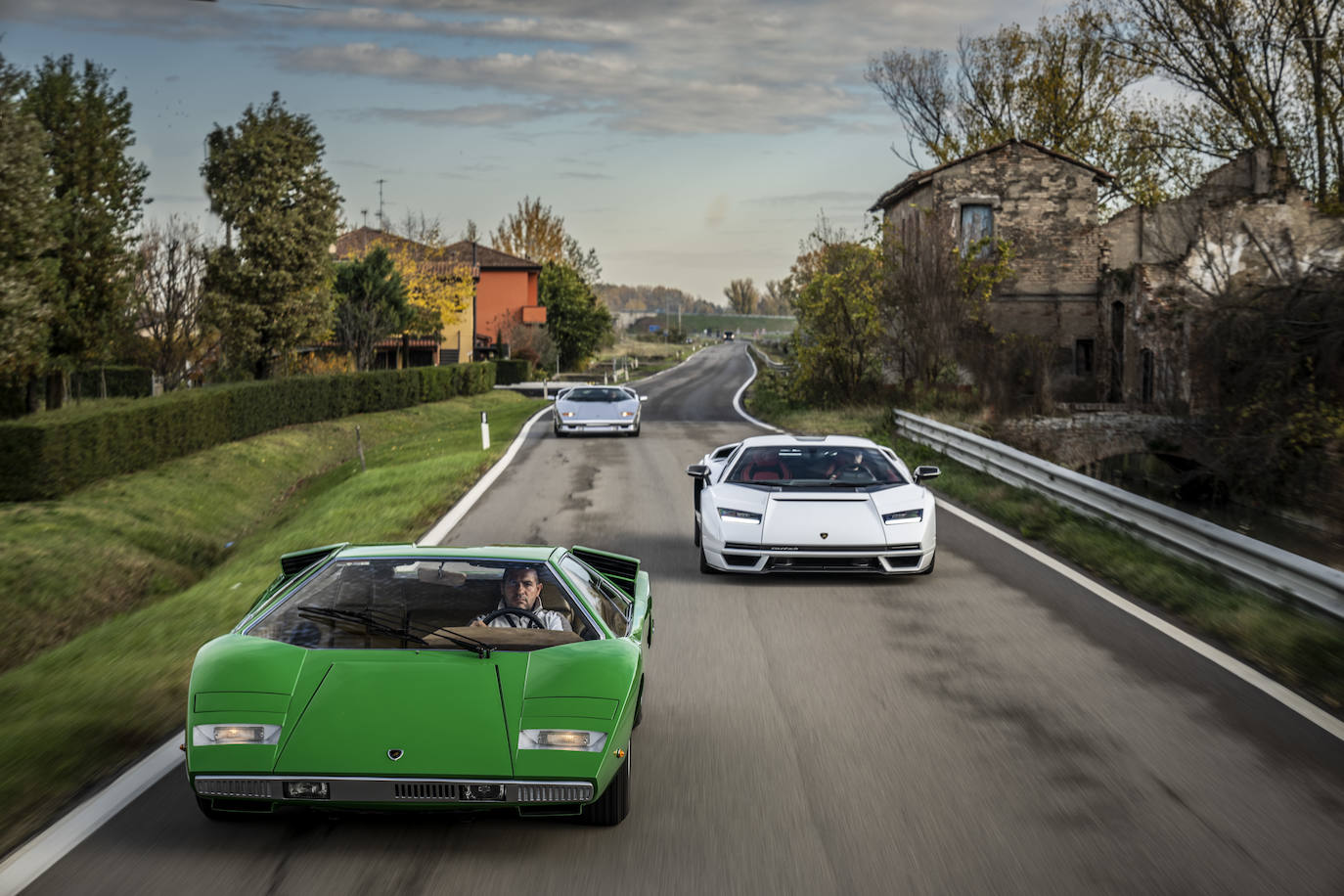 El nuevo Lamborghini Countach LPI 800-4 sale a la carretera