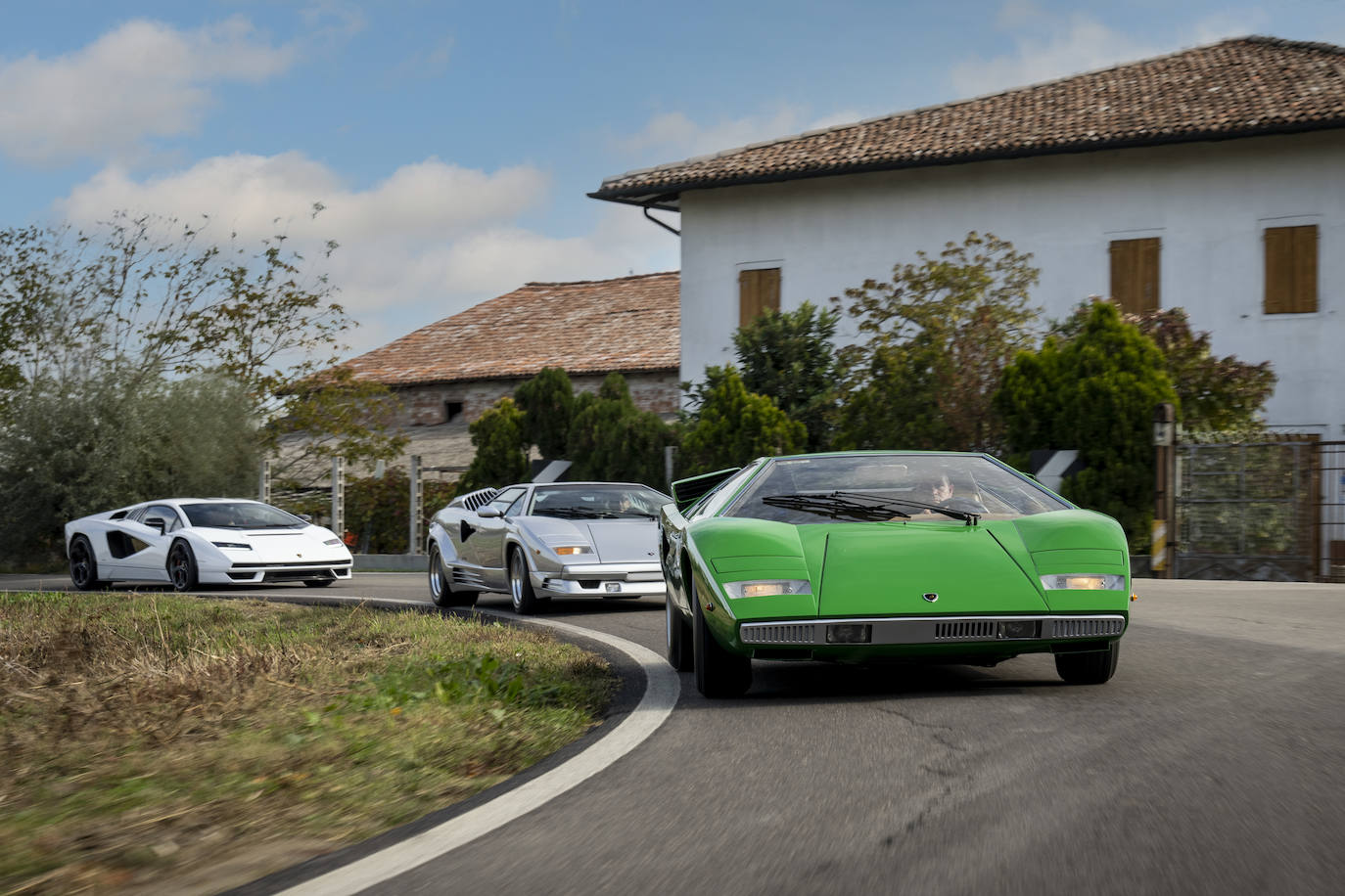 El nuevo Lamborghini Countach LPI 800-4 sale a la carretera