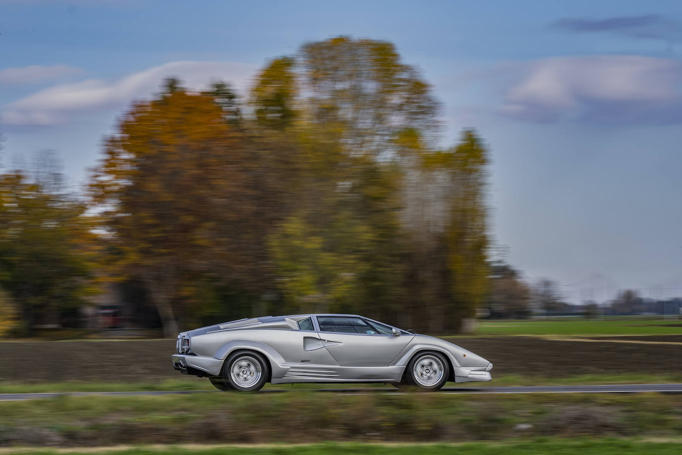 El nuevo Lamborghini Countach LPI 800-4 sale a la carretera