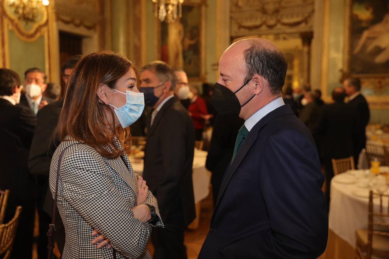 Juan Manuel Cendoya, vicepresidente Santander España, con Pilar Sainz, directora general de Comunicación y Relaciones Institucionales de Vocento. 