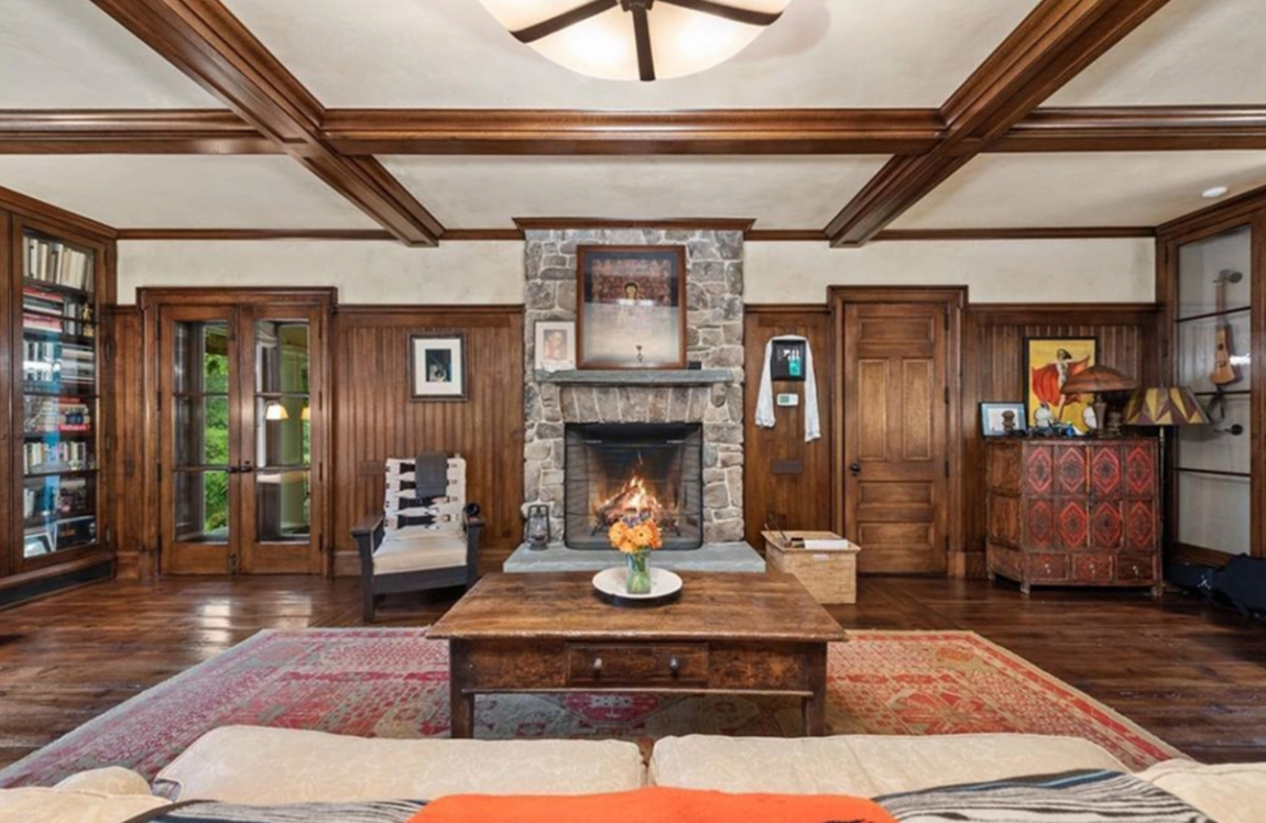 Así es la increíble propiedad que vende Richard Gere. Los espacios interiores ofrecen puro lujo y comodidad con una decoración discreta y grandes ventanales que permiten el paso de la luz y aportan calidez. Además, dispone de hasta nueve chimeneas repartidas por toda la casa. Destacan, también, sus amplias terrazas con tumbonas en las que relajarse y disfrutar de las vistas.