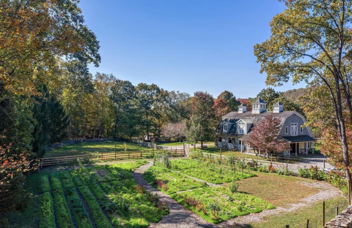 Así es la increíble propiedad que vende Richard Gere. Las viviendas secundarias de esta inmensa propiedad incluyen un edificio que se utilizaba como oficina, un cobertizo, un granero con tres cúpulas y un establo. Además, el terreno brinda diferentes senderos en los que pasear a caballo es todo un placer.
