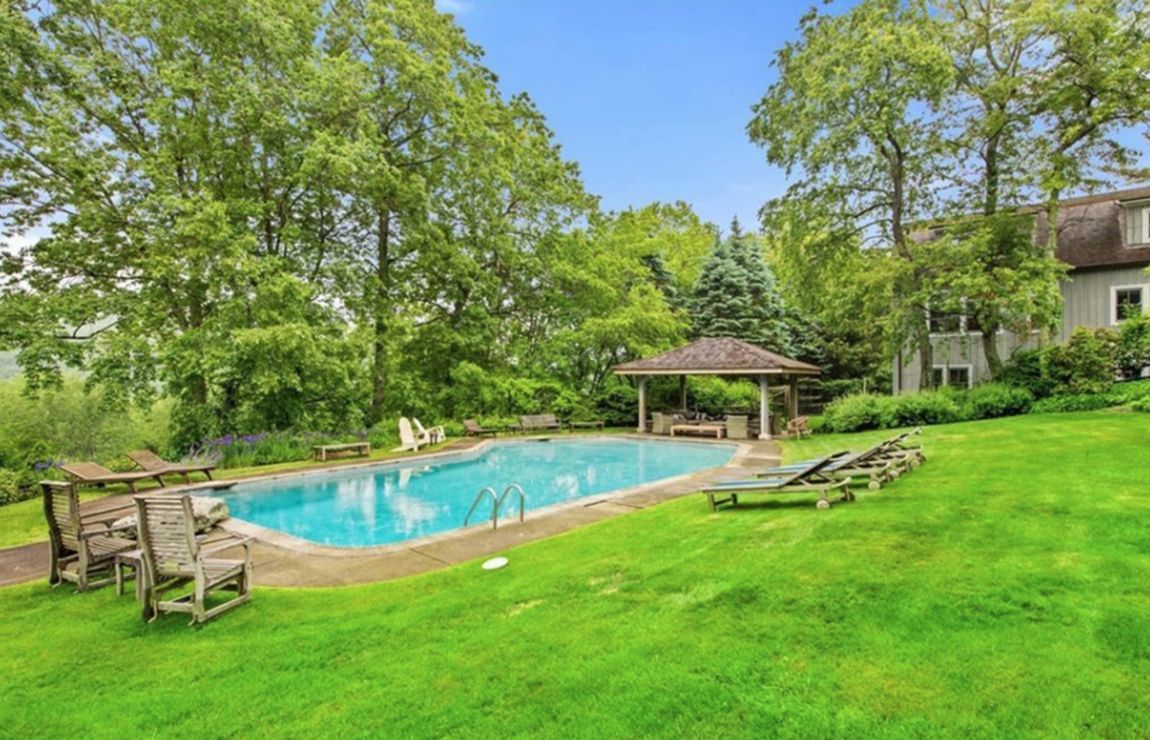 Así es la increíble propiedad que vende Richard Gere. La zona exterior ofrece un estanque privado con una playa de arena y una caseta, una piscina rodeada por exuberantes jardines, un huerto y hasta una cancha de fútbol de tamaño profesional.