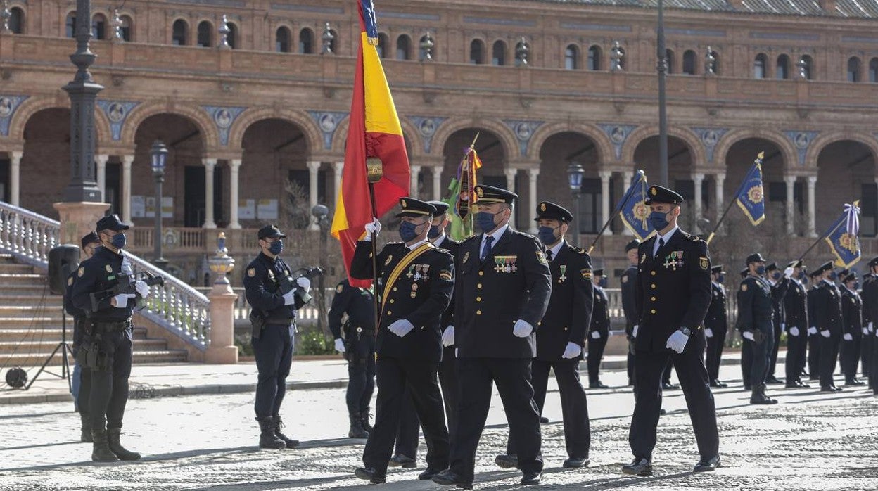 La Plaza de España de Sevilla acoge la jura de bandera de los nuevos oficiales de Policía Nacional