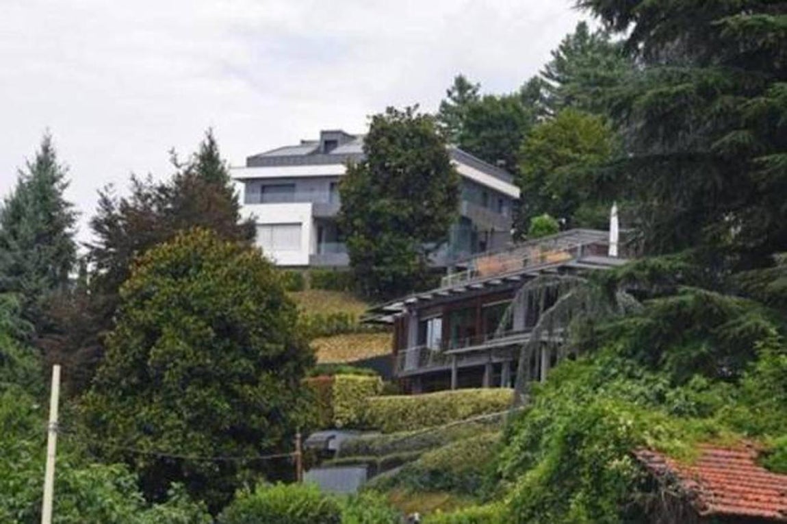 La casa de Turín - Los lujos de Georgina Rodríguez en su reality. En 2018 se mudaron a Turín y tras una intensa búsqueda eligieron el Corso Alberto Picco, un exclusivo barrio situado a pocos minutos a pie del centro y con unas vistas privilegiadas. La parcela de la casa superaba los 3.000 metros cuadrados mientras que la edificación rondaba los 800 metros, repartidos en tres plantas bajo una estética minimalista