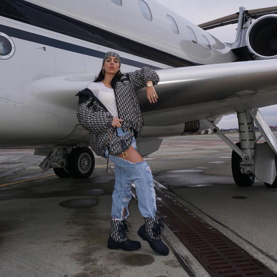 El jet privado de CR7- Los lujos de Georgina Rodríguez en su reality. No podían faltar los planos en el jet privado de Ronaldo, un Gulffstream G200 con el que ha recorrido medio mundo.
